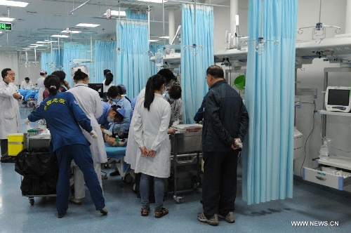 Medical staff provides treatment for quake victims in the Huaxi Hospital of Sichuan University in Chengdu, capital of southwest China's Sichuan Province, April 22, 2013. The hospital opened a green channel for victims after a 7.0-magnitude earthquake jolted Lushan County of Ya'an City in Sichuan on April 20 morning. As of 12 a.m. on April 22, the hospital has received 229 injured people. (Xinhua/Li Ziheng) 