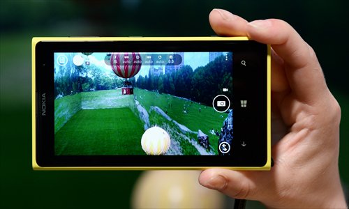 A view through the new Nokia Lumia 1020 smartphone with a 41 megapixel camera is shown during a press event in New York on July 11. The new phone is built around a highly advanced camera. Photo: CFP
