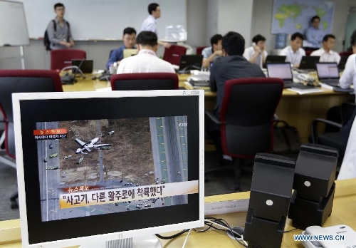 Officers of Asiana Airlines work in accident tast force office at the Asiana Airlines company's headquarters in Seoul, South Korea, July 7, 2013. Two people were confirmed dead in Saturday's crash landing of an Asiana Airlines Boeing 777 passenger plane originated from Seoul, South Korea, at San Francisco International Airport, California of the United States, said San Francisco Fire Chief Joanne Hayes-White at a press conference. (Xinhua/POOL/Lee Jin-man)