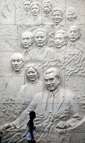 A visitor takes in a fresco featuring the late premier Zhou Enlai at a memorial hall in Nanjing, Jiangsu Province. Tuesday is the 115th anniversary of Zhou's birth. Photo: CFP
