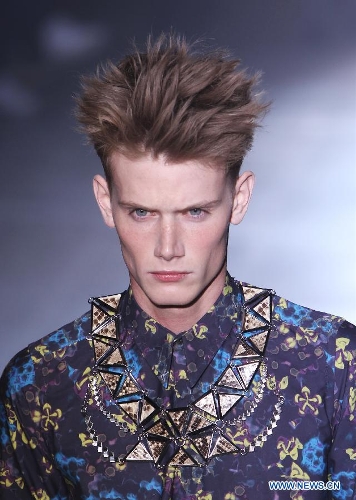 A model displays creations by Japanese designer Arashi Yanagawa for the label John Lawrence Sullivan during the men's Fall-Winter 2013-2014 collection show in Paris, France, Jan. 16, 2013. The 5-day Paris Men's Fashion Week kicked off here on Wednesday. (Xinhua/Gao Jing) 