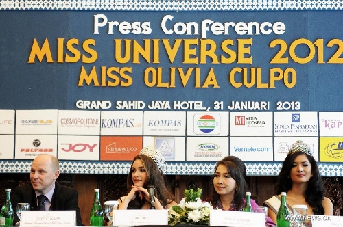 Miss Universe 2012 Olivia Culpo(L2) of the United States attends a press conference at Sahid Hotel in Jakarta, Indonesia, Jan. 31, 2013. Olivia Culpo visited Indonesia for the Putri Indonesia Beauty Pageant on Feb. 1. (Xinhua/Veri Sanovri)