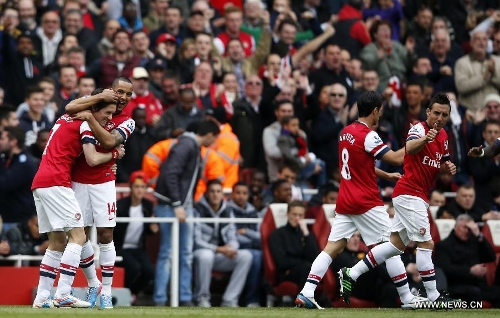&nbsp;Theo Walcott (2nd L) of Arsenal celebrates scoring with his teammate Tomas Rosicky (1st L) during the Barclays Premier League match between Arsenal and Manchester United at the Emirates Stadium in London, Britain on April 28, 2013. The match ended with a 1-1 draw. (Xinhua/Wang Lili)