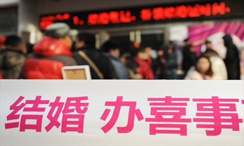 Couples crowd the marriage registration office in Zhengzhou, capital of Central China's Henan Province, January 4, 2013.  Quite a number of couples flocked to tie the knot on January 4, 2013, or 2013/1/4, which sounds like 