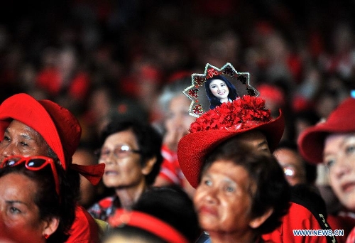 Thousands of supporters of the United Front for Democracy against the Dictatorship (UDD), or the Red shirts, rally to commemorate the third anniversary of the military crackdown on the anti-government protesters in the main shopping district of Bangkok, capital of Thailand, May 19, 2013. (Xinhua/Gao Jianjun) 