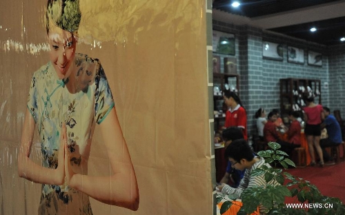 Local citizens select tea at the 6th Guangxi Nanning Spring Tea Fair in Nanning, capital of south China's Guangxi Zhuang Autonomous Region, April 29, 2013. The five-day fair kicked off on Sunday. (Xinhua/Lu Boan) 