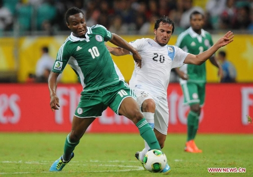 Nigeria's John Obi Mikel (L) vies for the ball with Alvaro Gonzalez of Uruguay during the FIFA's Confederations Cup Brazil 2013 match in Salvador, Brazil, on June 20, 2013. Uruguay won 2-1. (Xinhua/Nicolas Celaya)  
