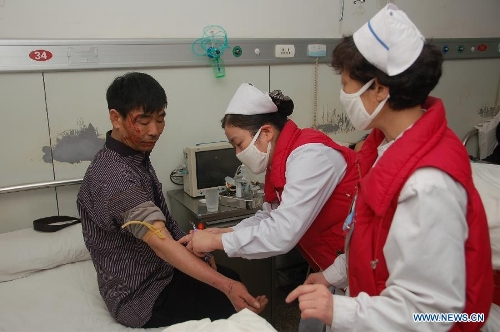 A victim of an accident in which an expressway bridge partially collapsed due to a truck explosion in Mianchi County, receives treatment at a hospital in Sanmenxia, central China's Henan Province, Feb. 1, 2013. The explosion, which occurred around 8:52 a.m. (0052 GMT) on Feb. 1, caused several vehicles to tumble from the bridge. At least four people died and eight others were injured, the city government of Sanmenxia said. Search and rescue efforts are under way. (Xinhua/Gao Yong)