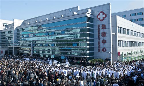 Hundreds of protesters from Wenling, Zhejiang Province, gather in the yard of the First People's Hospital of Wenling on Monday, calling for zero tolerance toward violence against medical staff. Photo: IC