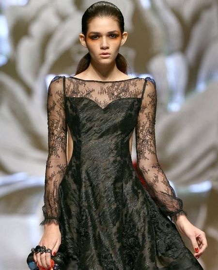 A model presents a creation in the Wei Lai S/S 2013 fashion show during the China Fashion Week held in Beijing, October 27, 2012. The fashion week, which attracted 51 designers from home and abroad, lasts from October 25 to November 3. Photo: Xinhua 
