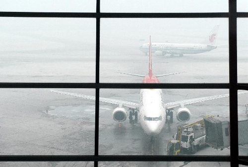  Airplanes wait in fog at the Beijing Capital International Airport in Beijing, capital of China, Feb. 17, 2013. (Xinhua/Ma Ruzhuang)Related:Smog disrupts Beijing traffic, flightsBEIJING, Feb.17 (Xinhua) -- Fresh smog shrouded Beijing and some other provinces in China early on Sunday, disrupting highway traffic and flights.Readings for PM2.5, hazardous particles measuring 2.5 microns in diameter or less, exceeded 200 micrograms per cubic meter at 9 a.m. in some areas, said the Beijing Environmental Protection Monitoring Center.  Full story
