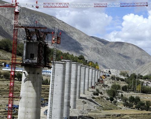The railway linking Lhasa and Xigaze is under construction in Southwest China's Tibet Autonomous Region, September 21, 2012. The railway runs 253 kilometers with a designed transportation capacity of more than 8.3 million tonnes every year. The construction work started in 2010 and it is estimated to finish in 2014. Photo: Xinhua