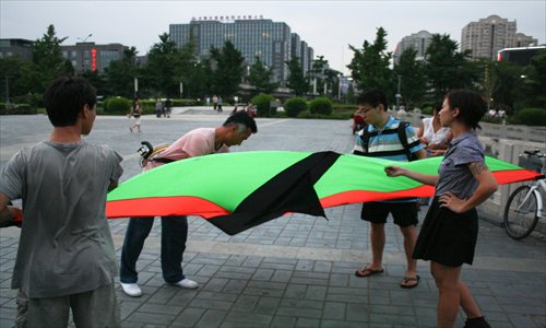  people prepare to fly kites. Photos: Matthew Jukes/GT