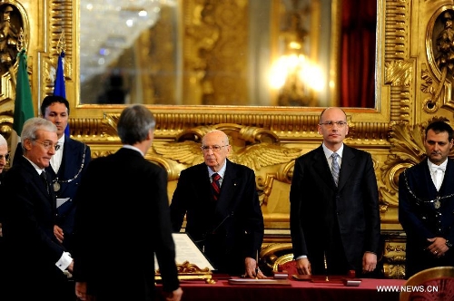 Italian President Giorgio Napolitano (3rd R) and Prime Minister Enrico Letta (2nd R) attend the swearing-in ceremony in Rome, Italy, on April 28, 2013. Italy's new cabinet, lead by Prime Minister Enrico Letta, was sworn in on Sunday, starting their task for breaking the impasse the country had been locked for months. (Xinhua/Xu Nizhi) 