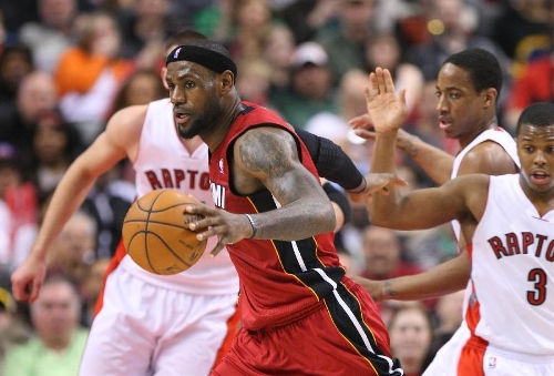 LeBron James (2nd L) of Miami Heat drives the ball during the NBA game against Toronto Raptors at Air Canada Centre in Toronto, Canada, March 17, 2013. Heat won 108-91. (Xinhua/Zou Zheng) 