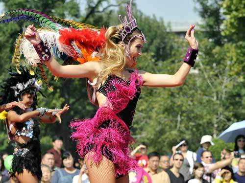 Actresses perform during the opening ceremony of a tourism festival at Wudadao Sightseeing Street, a scenic spot in Tianjin, north China, Sept. 30, 2012. Photo: Xinhua