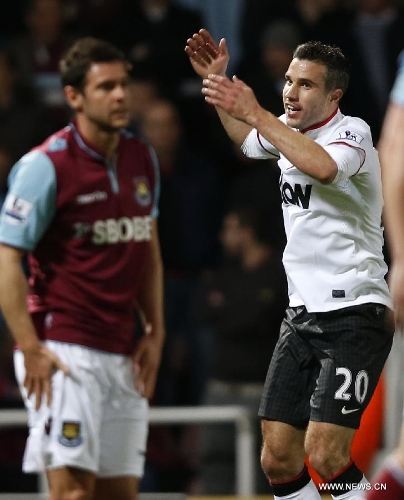 Robin van Persie (R) of Manchester United celebrates scoring an equal goal in the second half during the Barclays Premier League match between West Ham United and Manchester United at Upton Park in London, Britain, on April 17, 2013. The match ended with a 2-2 draw. (Xinhua/Wang Lili) 