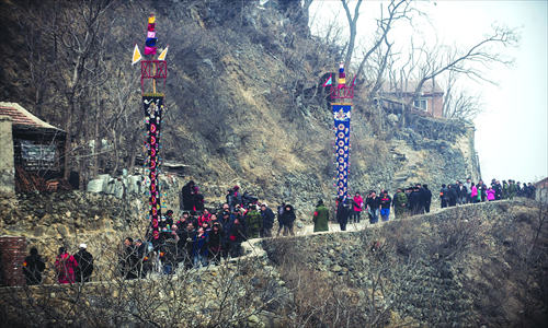 1. In the overcast weather, the villagers paraded along the hillside. 
