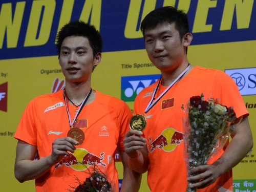 &nbsp;Liu Xiaolong (L) and Qiu Zihan from China show the medals after winning the match against Sung Hyun Ko and Yong Dae Lee of South Korea during the men's doubles final of the 2013 India Open badminton tournament in New Delhi, capital of India, April 28, 2013. Liu and Qiu won the championship by 2-0.(Xinhua/Partha Sarkar) 