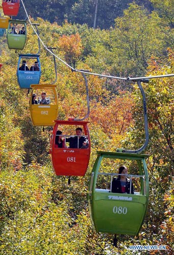 Tourists in the cableway view the autumn scenery of the Songshan Mountain in Dengfeng city, Central China's Henan Province, October 31, 2012. Photo: Xinhua