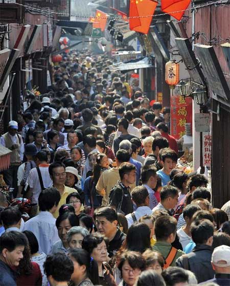Tourists cram a business street of the ancient townlet of Qibao in Shanghai, east China, Oct. 2, 2012. As the eight-day National Day holiday came, hundreds of millions of tourists crowded into scenery spots, resorts and other tourism destinations scattered across the country. Photo: Xinhua