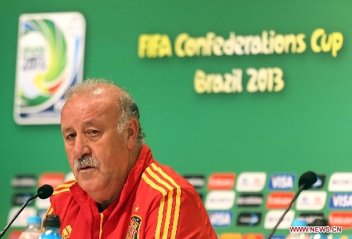 Spain's coach Vicente del Bosque participates in a press conference after a training session at Maracana Stadium, in Rio de Janeiro, Brazil, on June 19, 2013. Spain will play against Tahiti on Thursday on its second match during the FIFA Confederations Brazil 2013. (Xinhua/Huang Hexun)