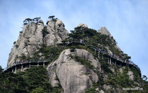 Tourists visit the Sanqing Mountain in east China's Jiangxi Province, April 13, 2013. The scenic area of Sanqing Mountain entered a peak tourist season as temperature rises recently. (Xinhua/Zhou Ke)&nbsp; 