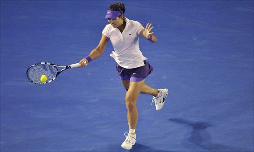 Li Na of China returns the ball during her women's singles final match against Victoria Azarenka of Belarus at the 2013 Australian Open tennis tournament in Melbourne, Australia, Jan. 26, 2013. Azarenka won 2-1 to claim the title. (Xinhua/Chen Xiaowei)