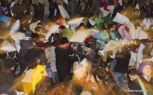 People participate in the pillow fight at the Nathan Phillips Square in Toronto, Canada, April 6, 2013. (Xinhua/Zou Zheng) 