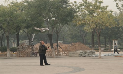 A kite enthusiast allows the line to unspool as his eagle-shaped sport kite catches the wind. Photo: Hu Qingyun/GT