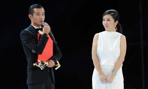 Actor Wen Zhang (L) is awarded the Best Male Lead Award on the ceremony of the 31st Hundred Flowers Award in Shaoxing, east China's Zhejiang Province, Sept. 29, 2012. Photo: Xinhua