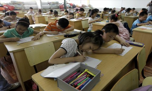 Children draw in a classroom at the Linfen Street community cultural center in Zhabei district Wednesday. The community center opened two classrooms to take care of more than 80 children to ensure they have a safe summer vacation. Photo: Yang Hui/GT