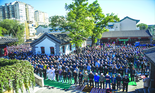 The faithful include nearby residents and travelers from afar.Photo: Li Hao/GT