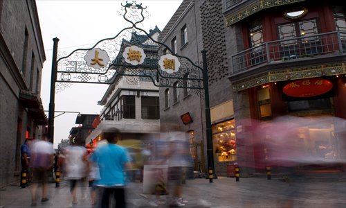 Tourists at the entrance to Dashilan. An American man, 62, was stabbed to death at a hutong in the Dashilan area Wednesday. Photo: CFP