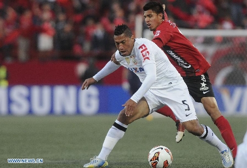 Joe Corona (Back) of Mexico's Tijuana vies for the ball with Ralf de Souza of Brazil's Corinthians during their Copa Libertadores soccer match at the Caliente Stadium, in Tijuana, Mexico, on March 6, 2013. (Xinhua/Str) &nbsp;