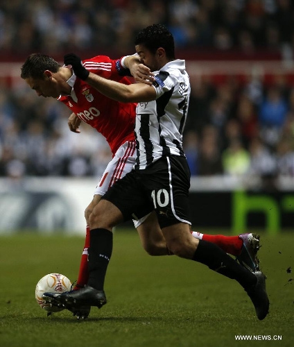 Nemanja Matic (L) of Benfica vies with Hatem Ben Arfa of Newcastle United during the UEFA Europa League quarterfinal second leg between Newcastle United and Benfica at St James' Park in London, Britain on April 11, 2013. The match ended with a 1-1 draw and Benfica advanced to the semifinal with 4-2 on aggregate. (Xinhua/Wang Lili) 