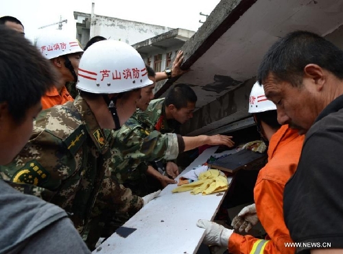 Firemen search for survivors in debris in Lushan County of Ya'an City, southwest China's Sichuan Province, April 20, 2013. At least 113 people have been killed in the 7.0-magnitude earthquake in Sichuan Province as of 4:40 p.m. on Saturday, according to the provincial seismological bureau. (Xinhua) 