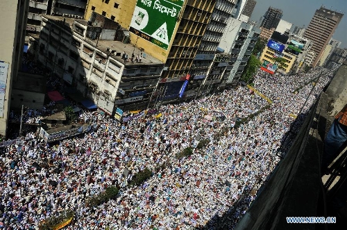 Bangladeshi Muslim activists attend a grand rally at Motijheel area in Dhaka, Bangladesh, April 6, 2013. Tens of thousands of Islamists under the banner of Hefazat-e-Islam from across Bangladesh poured into the key commercial hub of the capital city to join a grand rally, demanding action against the 