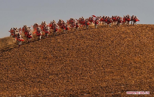 &nbsp;Actors perform waist drum dance in Ansai County of Yan'an City, northwest China's Shaanxi Province, Feb. 22, 2013. The performance was given to greet the upcoming Lantern Festival, which falls on Feb. 24 this year. (Xinhua/Liu Xiao) &nbsp;