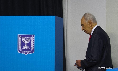 Israeli President Shimon Peres attends voting at a polling station during the parliamentary election in Jerusalem on Jan. 22, 2013. Israel held parliamentary election on Tuesday. (Xinhua/Yin Dongxun)