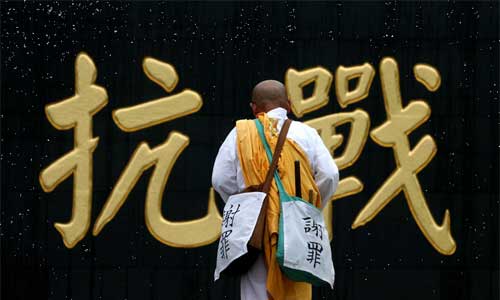  Iwata Ryuzo travels to Wuhan Jiufeng Anti-Japanese Martyr Cemetery on April 25, 2006, to show his resolution to redeem the crimes Japan inflicted on China during the war.