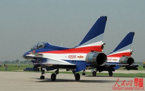 PLA Air Force gives air show and parachute performance in Xi'an, Shaanxi Province, July 11, 2012. Photo: People's Daily Online