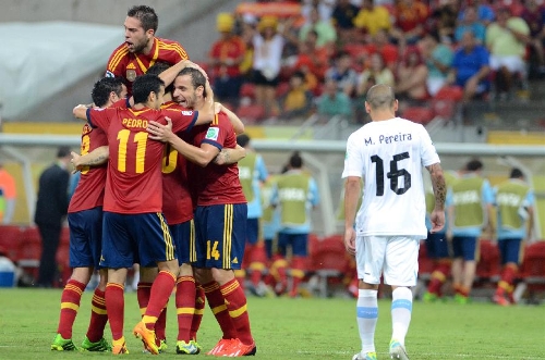 Spain's players celebrate after scoring during the FIFA's Confederation Cup Brazil 2013 match against Uruguay, held at Arena Pernambuco Stadium, in Recife, Brazil, on June 16, 2013. Spain won 2-1. (Xinhua/Chico Peixoto/LEIAJ IMAGENS/AGENCIA ESTADO)
