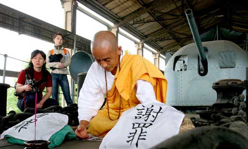 Iwata Ryuzo travels to the Wuhan Zhongshan Warship on April 25, 2006, to show his resolution to redeem the crimes Japan inflicted on China during the war.