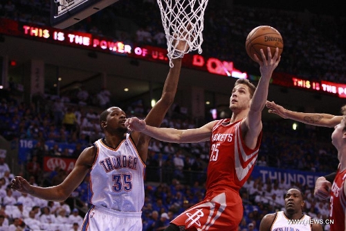 Houston Rockets Chandler Parsons (R) shoots against Kevin Durant of Oklahoma City Thunder during Game 2 at the first-round NBA basketball playoff series in Oklahoma City, April 24, 2013. (Xinhua/Song Qiong) 
