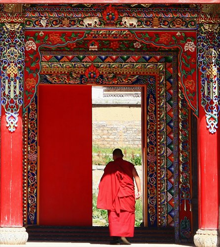 A lama walks in Labrang Monastery, Xiahe county, Gansu Province, established in 1709, and one of the largest surviving Tibetan Buddhist sites in China. Photo: IC
