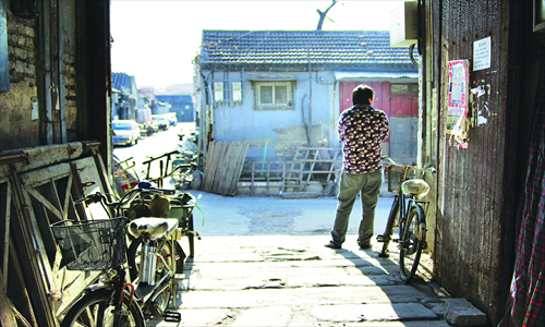 A Gulou hutong resident surveys the neighborhood. 
Photos: CFP 