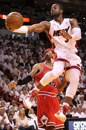 Miami Heat's Dwyane Wade (top) rises for a layup against Richard Hamilton of the Chicago Bulls on Wednesday. Photo: CFP