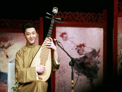 Gao Bowen, deputy president of Shanghai Pingtan Troupe, performs the traditional art form.
Photo: Courtesy of Gao Bowen