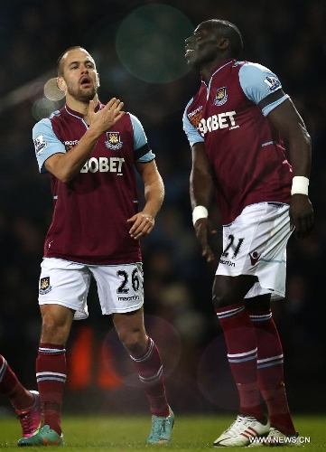 Joe Cole (L) of West Ham United celebrates scoring during the Barclays Premier League match between West Ham United and Tottenham Hotspur at the Boleyn Ground, Upton Park, in London, Britain on February 25, 2013. Tottenham Hotspur won 3-2 and lift into third in the table. (Xinhua/Wang Lili)  